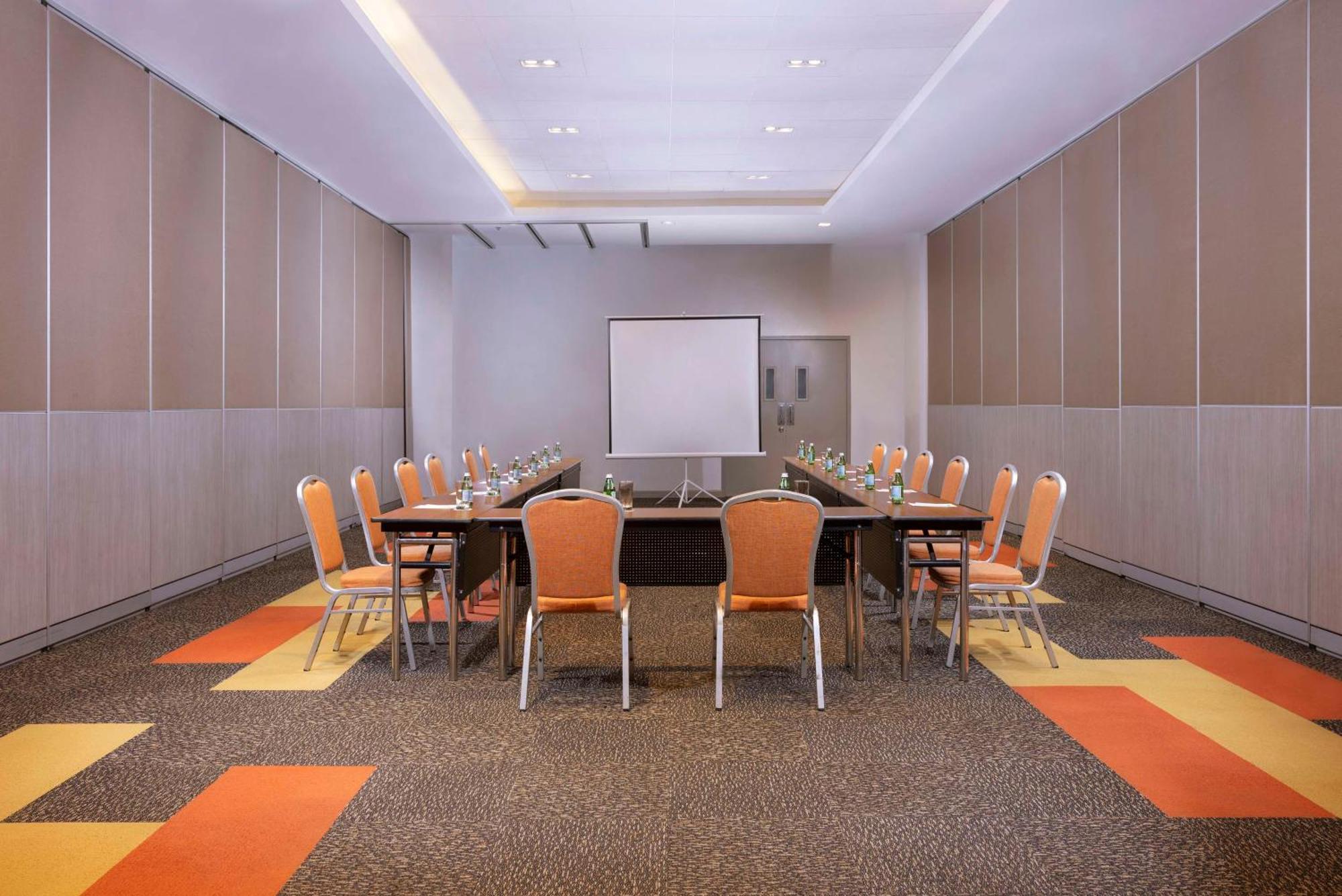 Park Inn By Radisson Iloilo 외부 사진